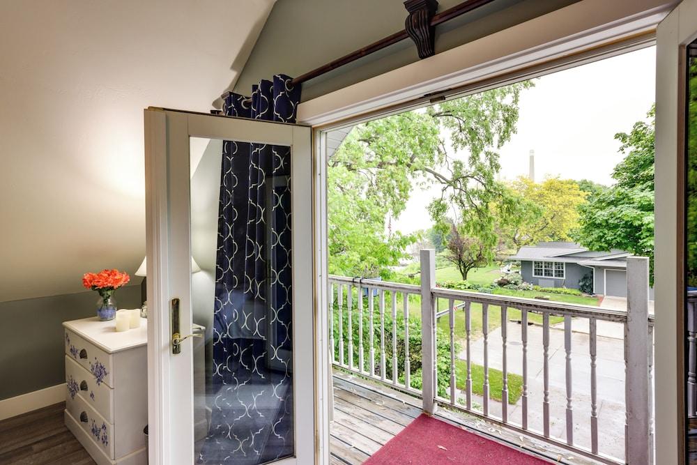 Sheboygan Getaway w/ Deck + On-site Lake Access!