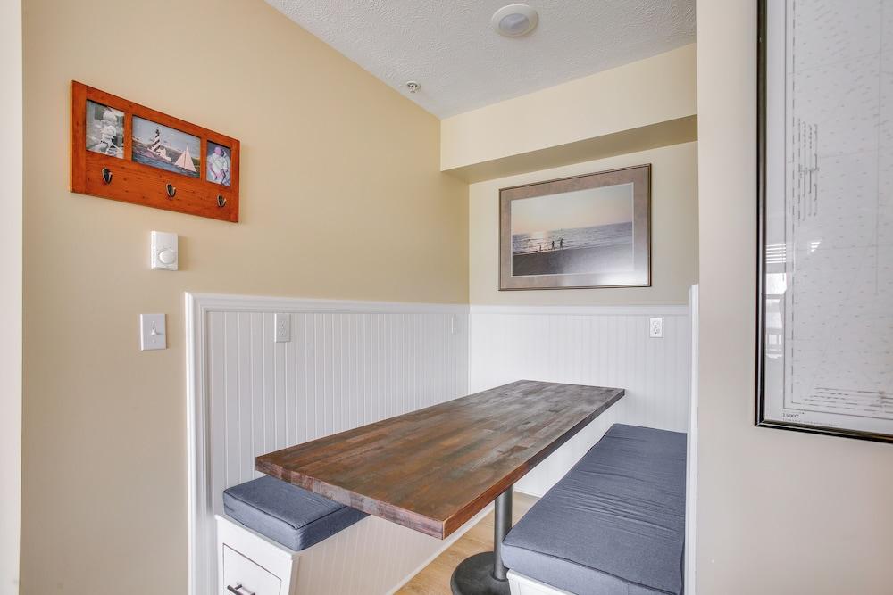 Gorgeous Onekama Condo w/ Pool & Lake Access!