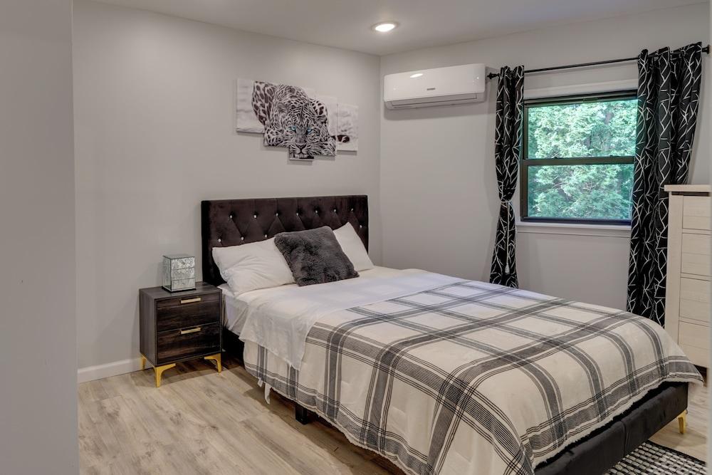 Second-floor Harveys Lake Apartment With Deck!