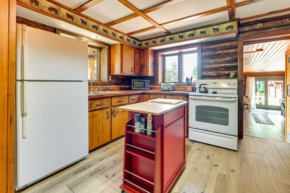 Pet-friendly Lyndon Station Cabin - Hike & Fish!