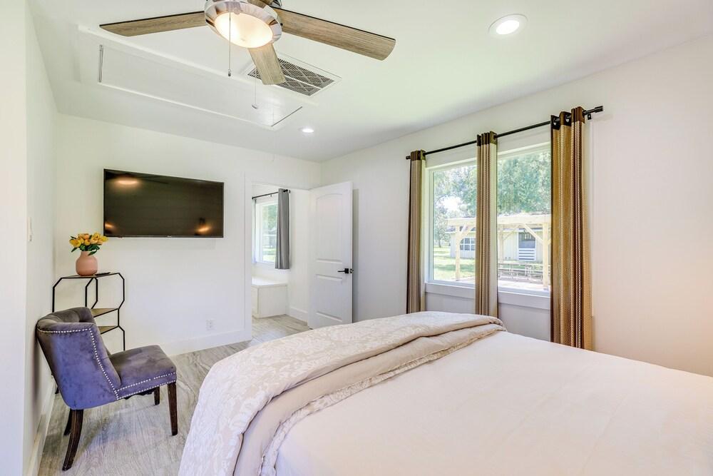 Bright Wallis Cottage w/ Pergola & Grill!