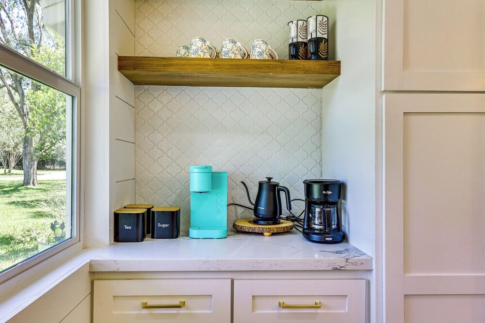 Bright Wallis Cottage w/ Pergola & Grill!