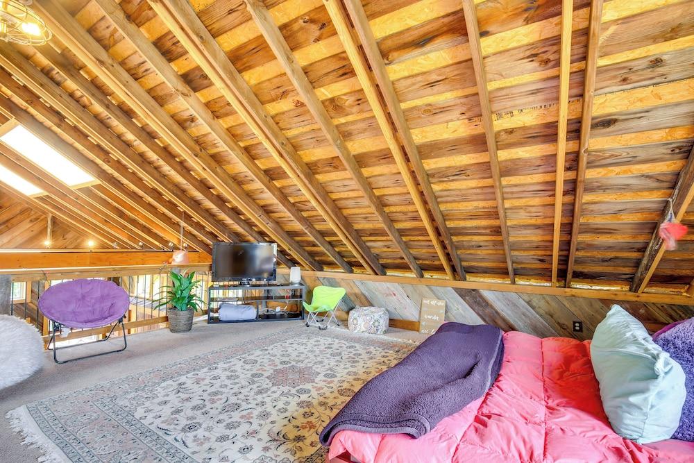 Serene Pacific Getaway: Deck, Grill & Fire Pit!