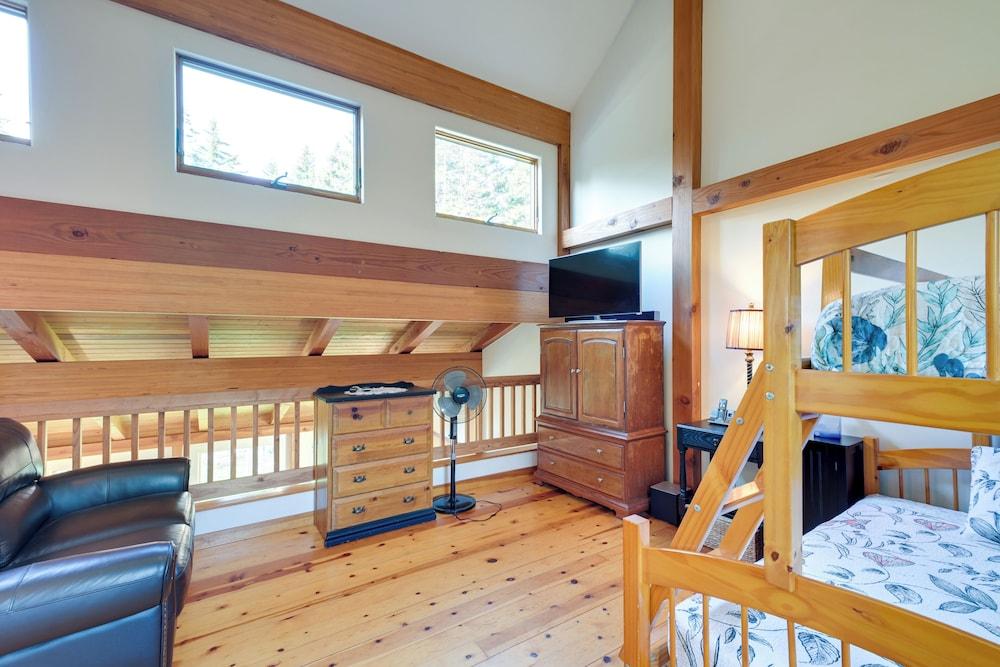 Waterfront Deer Isle Retreat w/ Fire Pit!