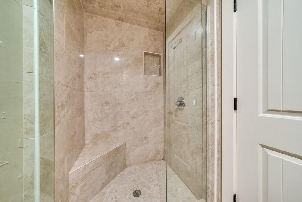 Charming Texarkana Home: Lake & Pool Access!