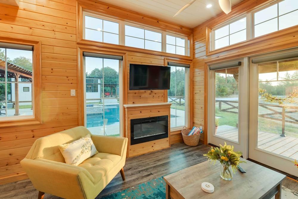 ~ 11 Mi to Lake Whitney: Tree-lined Cabin w/ Deck