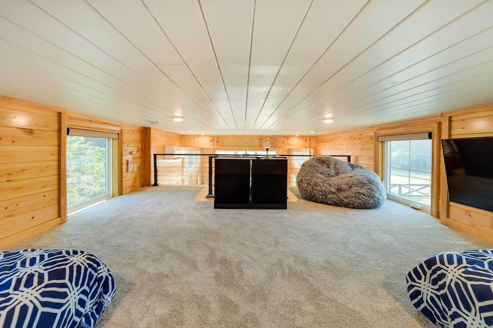 Shared Outdoor Pool & Patio: Whitney Retreat!