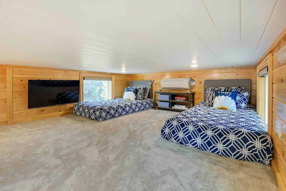 Shared Outdoor Pool & Patio: Whitney Retreat!