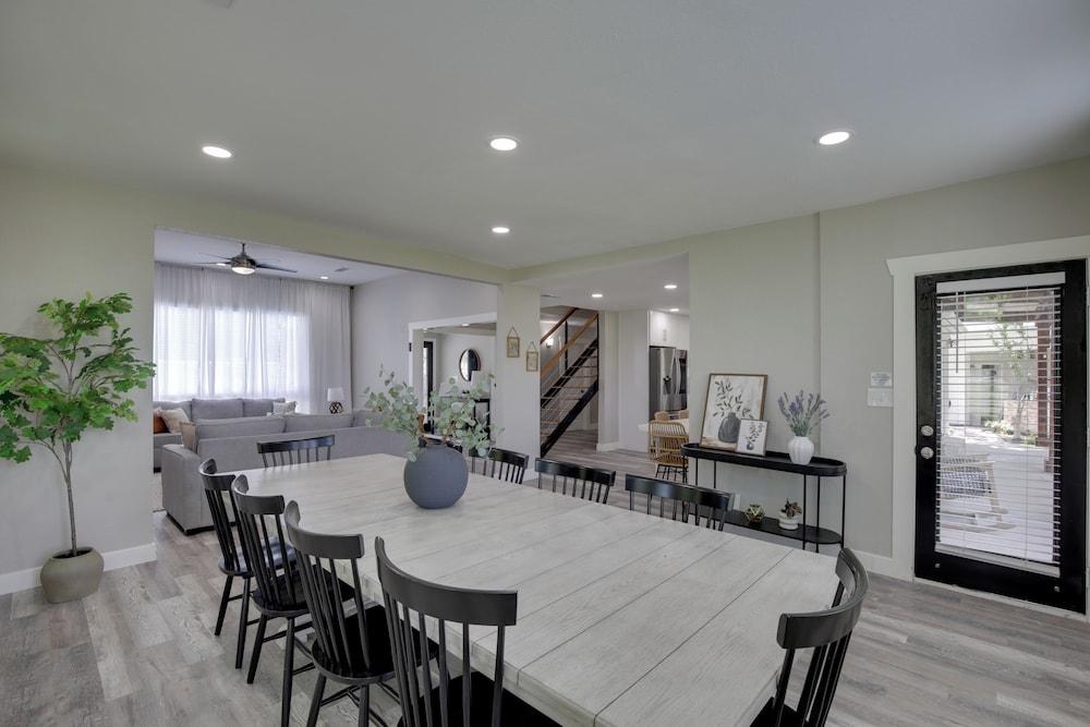 Private Pool & Guest House: Spacious Kemp Home!