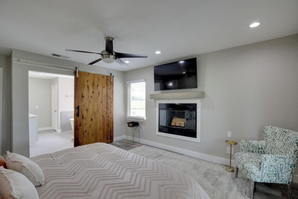 Private Pool & Guest House: Spacious Kemp Home!