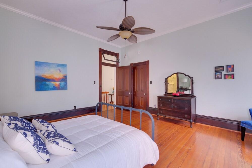 WFH Friendly: Abode w/ Balcony in Columbus!