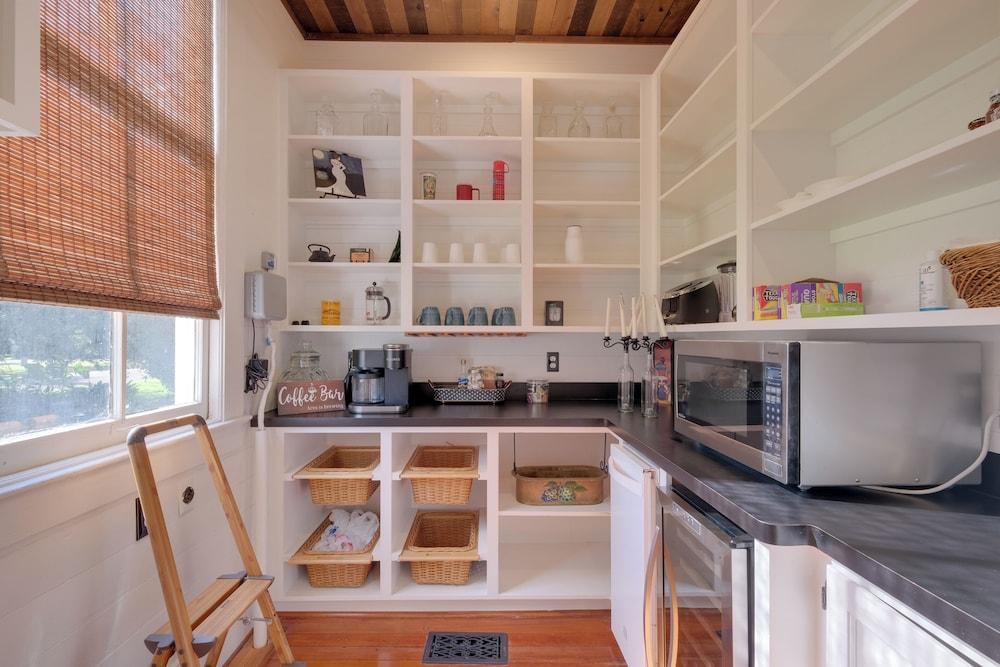 WFH Friendly: Abode w/ Balcony in Columbus!