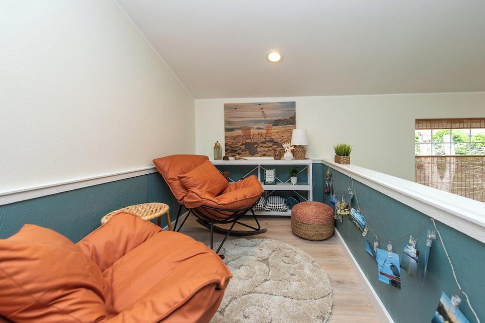 Sequim Escape w/ Gas Grill & Deck, Walk to Beach!