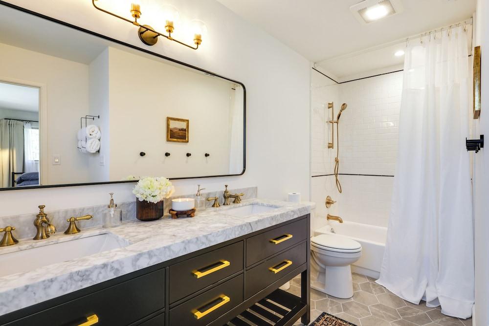 Deck & Fire Pit: Stunning Twain Harte Cabin!