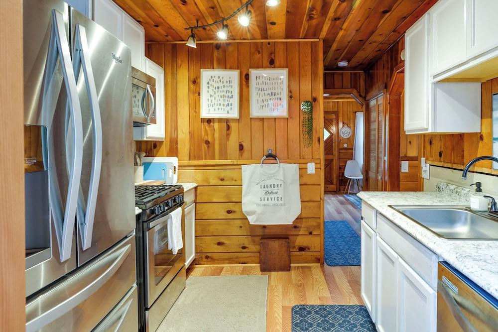 Fire Pit, Deck & Grill: Cozy Twain Harte Cabin!