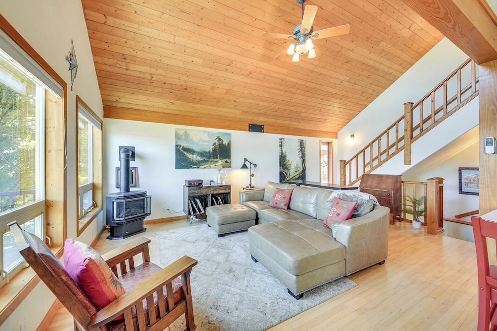 ~ 10 Mi to Newport: Pend Oreille Riverfront Cabin