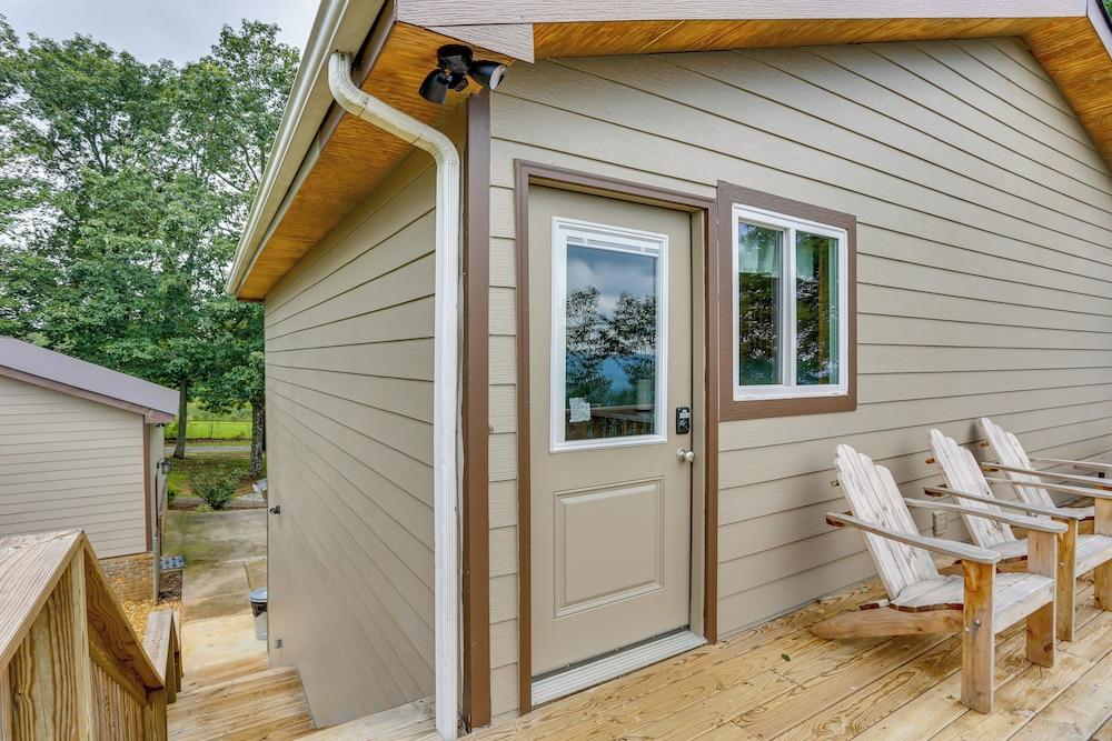 Mountain Retreat w/ Fire Pit in Flat Rock!