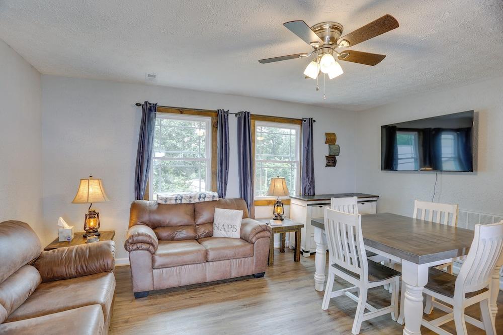 Mountain Retreat w/ Fire Pit in Flat Rock!