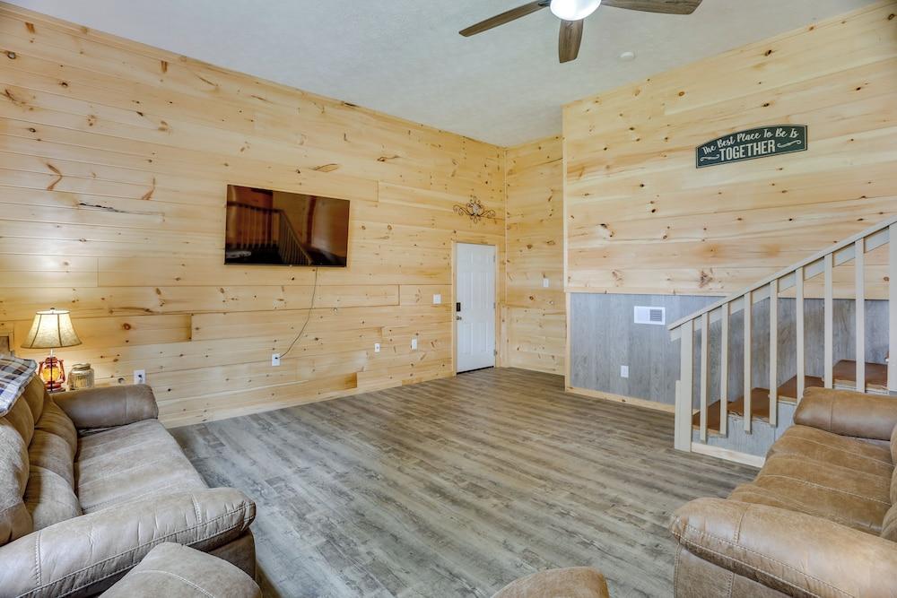 Mtn-view Gem: Flat Rock Retreat w/ Deck & Grill!