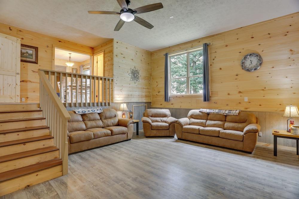 Mtn-view Gem: Flat Rock Retreat w/ Deck & Grill!