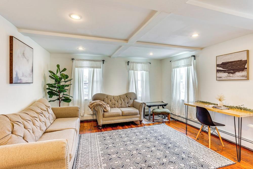 Fenced Backyard, Grill & Deck: Bernville Home!