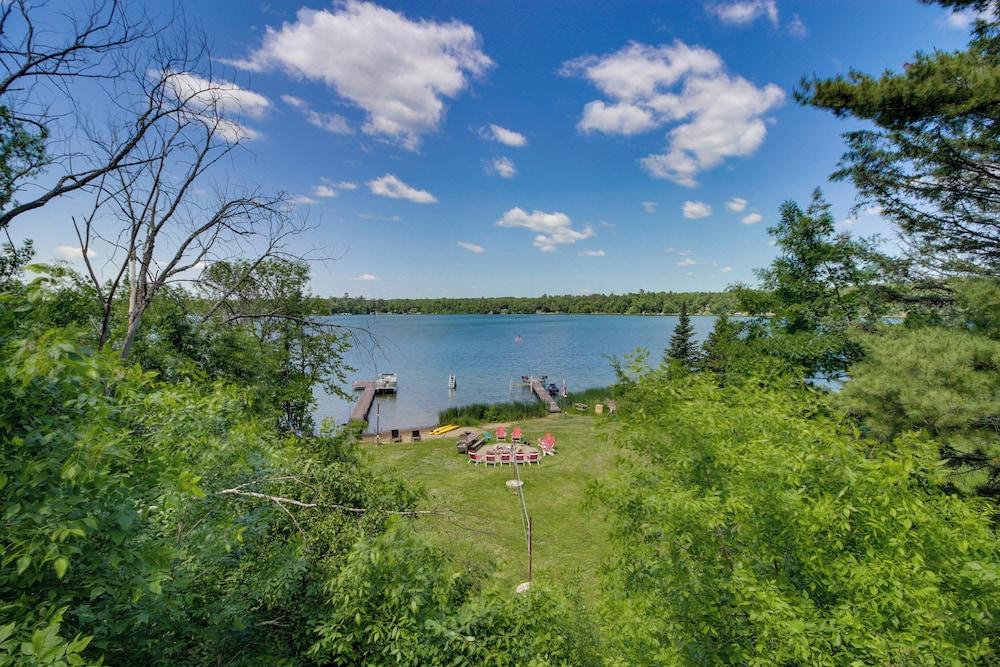 Lakefront Outing Home: Private Dock + Volleyball!