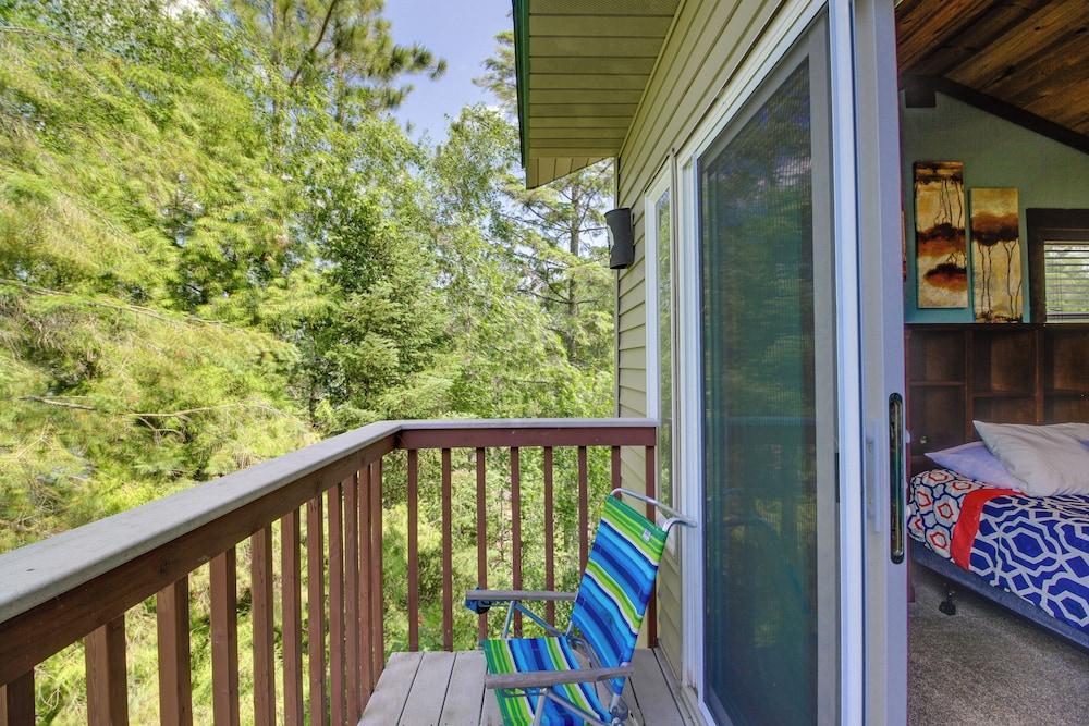 Lakefront Outing Home: Private Dock + Volleyball!