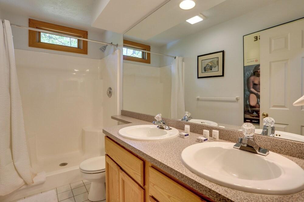 < 1 Mi to Camelback Resort: Home w/ Pool Table!