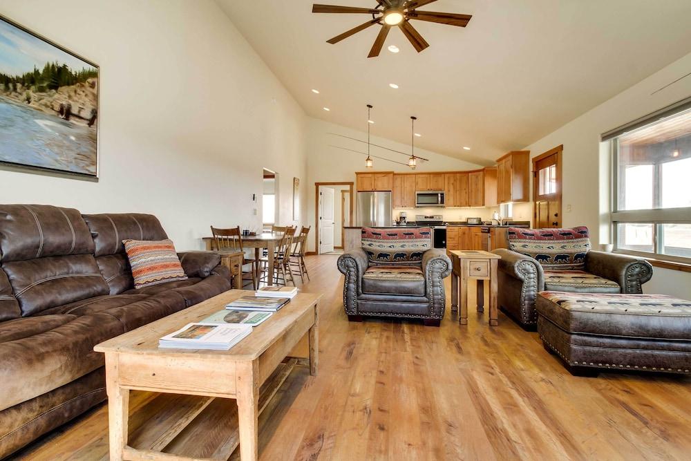 Beautiful Jefferson River Cabin w/ Mountain Views!
