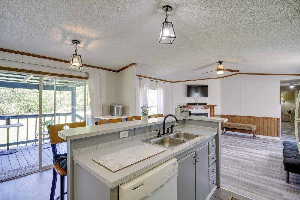 Fire Pit + Deck: Peaceful Silver Creek Retreat