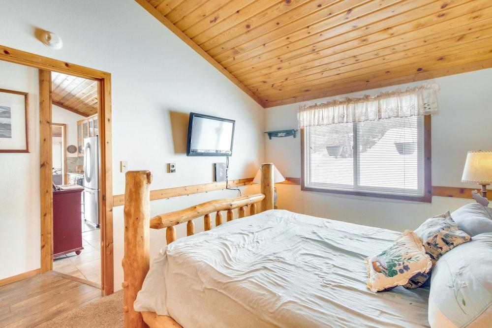 Cozy Mountain Home on 10 Acres w/ Fire Pit + Games