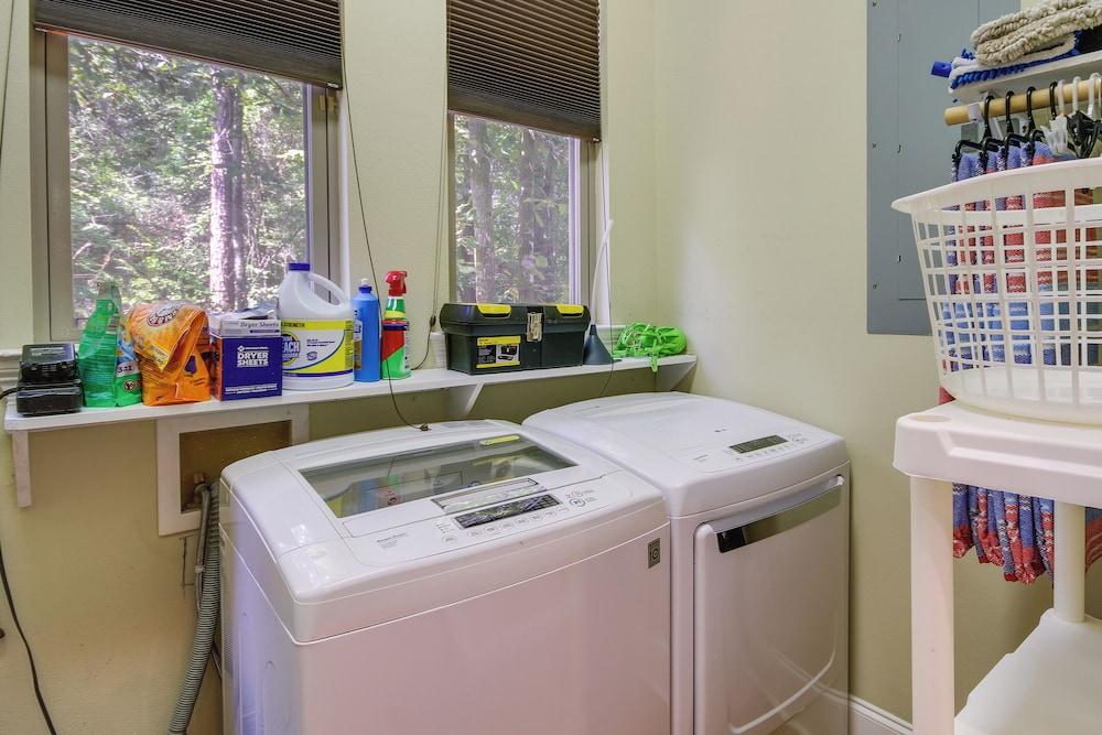 Waterfront Loranger Cottage: Hot Tub, Deck & Grill