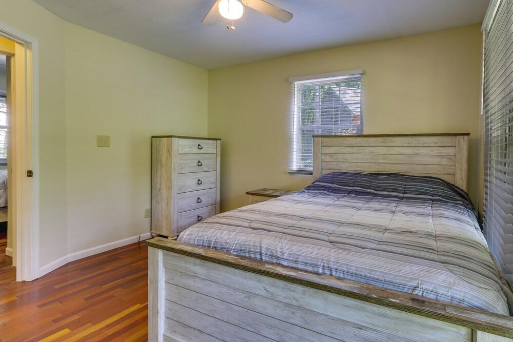 Cozy Bainbridge Retreat w/ Fireplace + Deck!