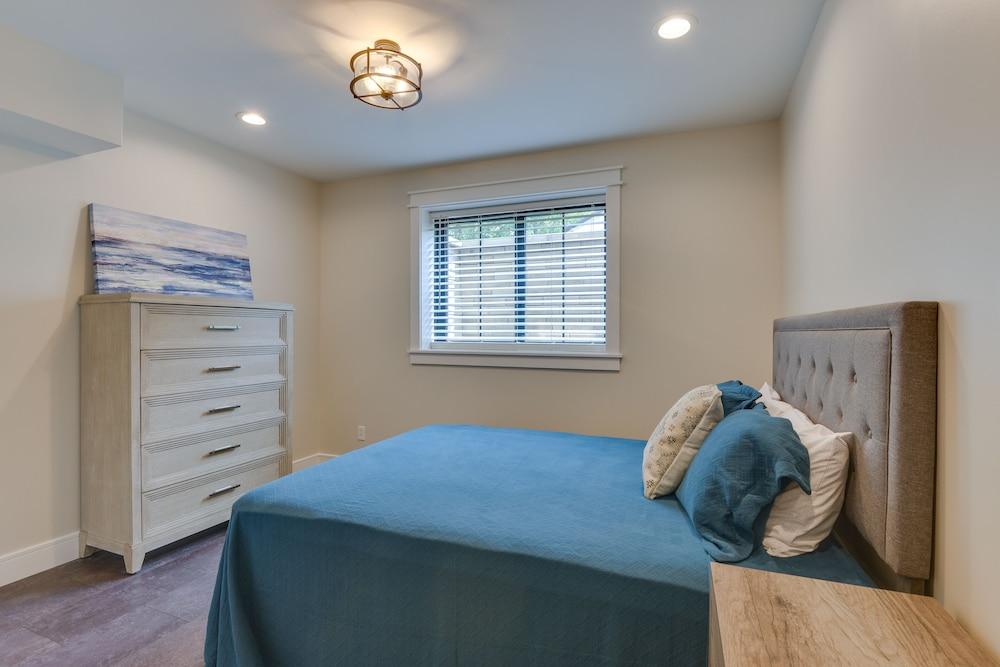 Spacious Lake Ontario Getaway: Steps to Beach!