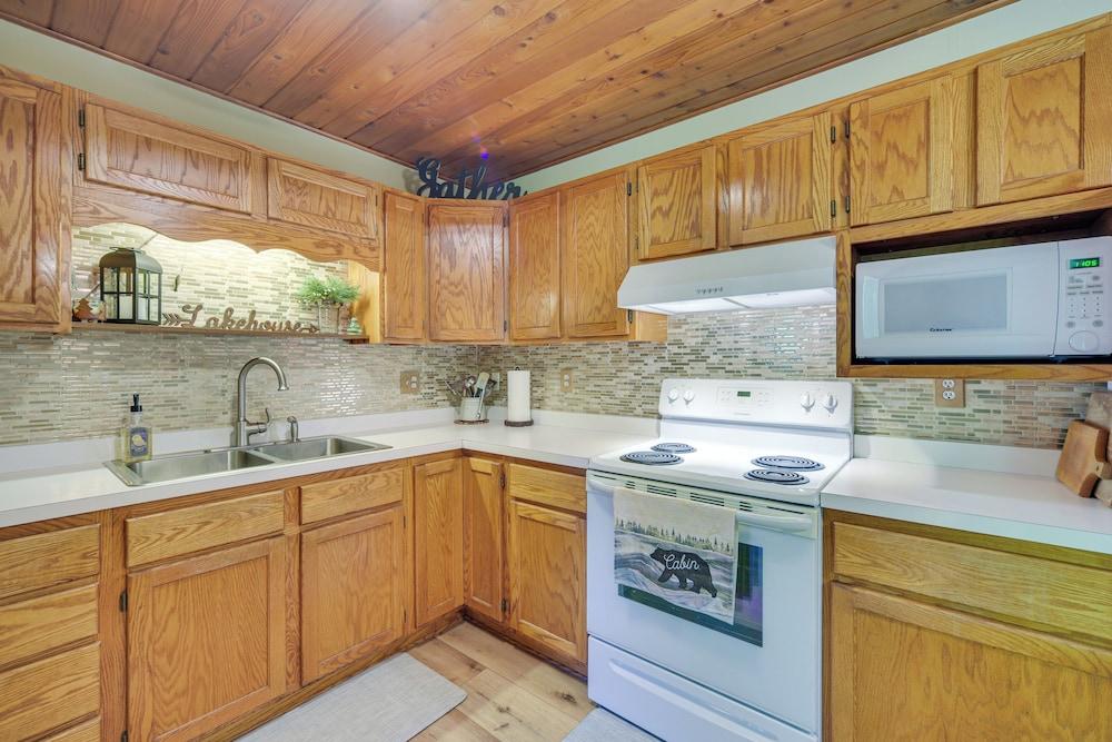 Grill & Fire Pit: Waterfront Cameron Retreat!