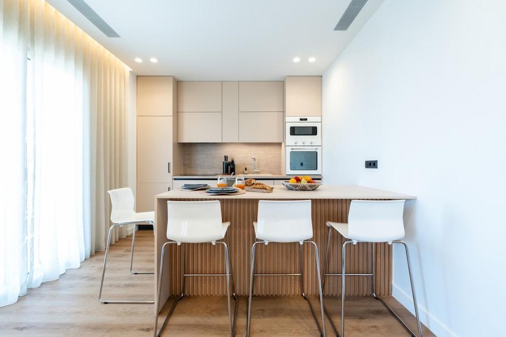 2-bd Luxury Apt Sea View Balcony Near the Beach