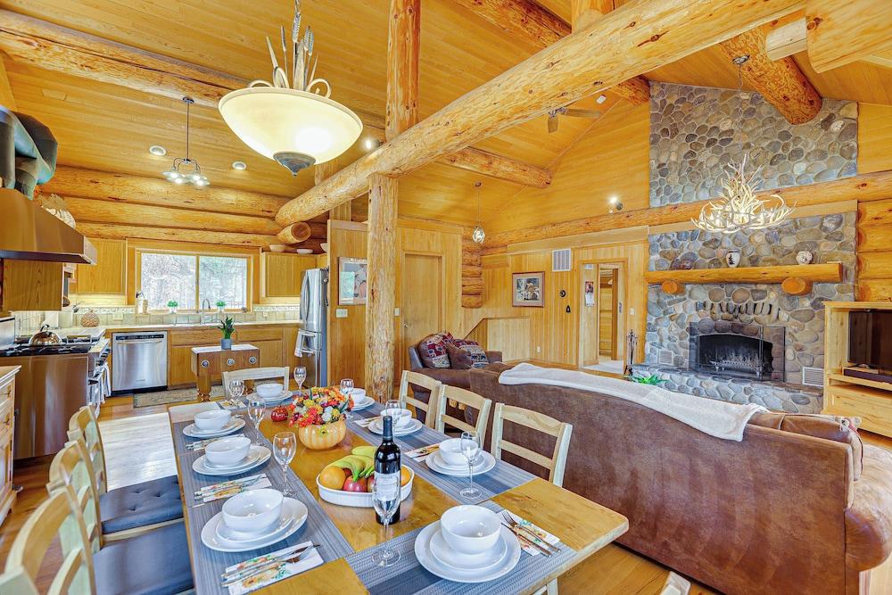 Bend Getaway With Cozy Fireplace