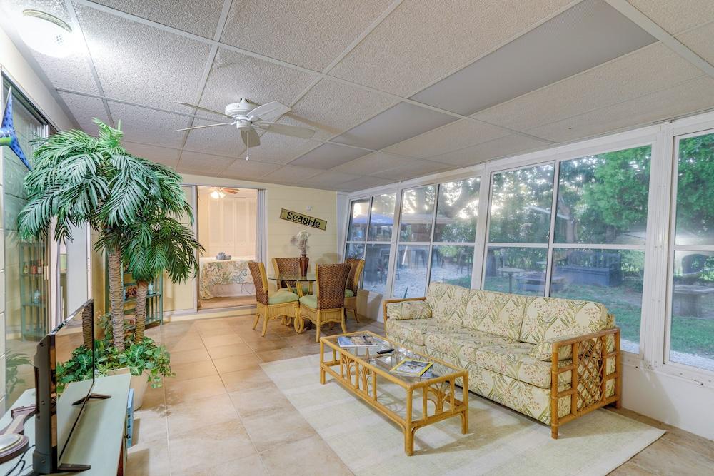 St Petersburg Home w/ Yard & Grill: 2 Mi to Beach!