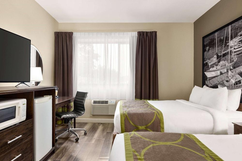 Super 8 by Wyndham Sarnia ON