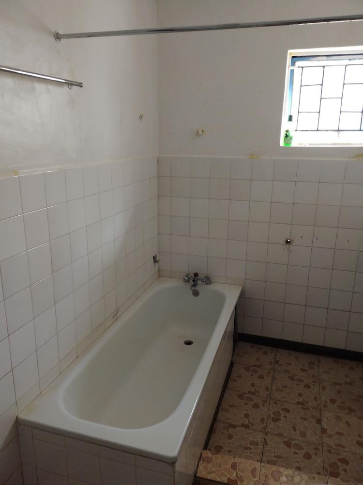 WHITE HOUSE LOUNGE & GUEST HOUSE