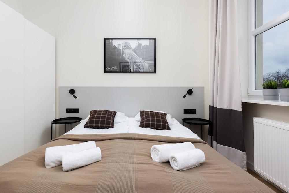 Apartment With Parking by Renters