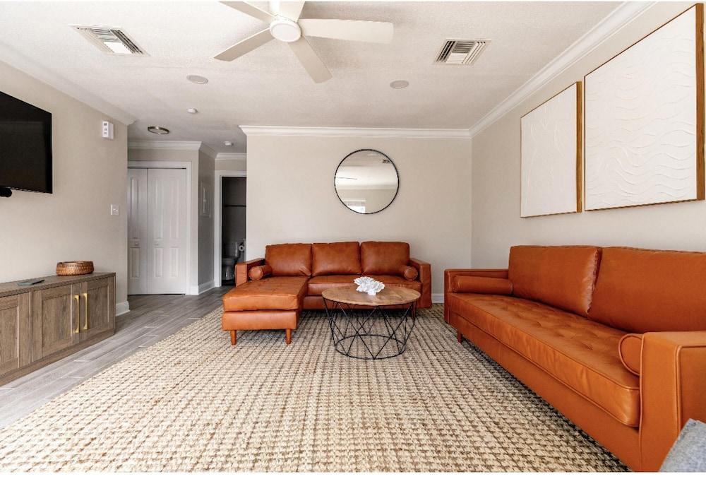 Modern Poolside Villa-steps to Beach