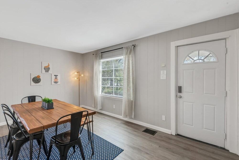 3 Blocks to Notre Dame 2 Bedroom 1 Bath Home 815