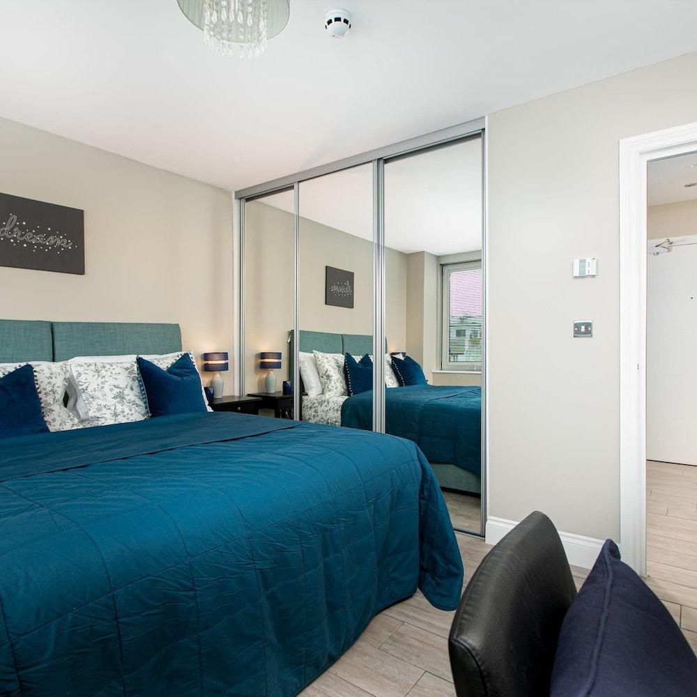 Gorgeous 5 Star Location 2 min to Brighton Beach