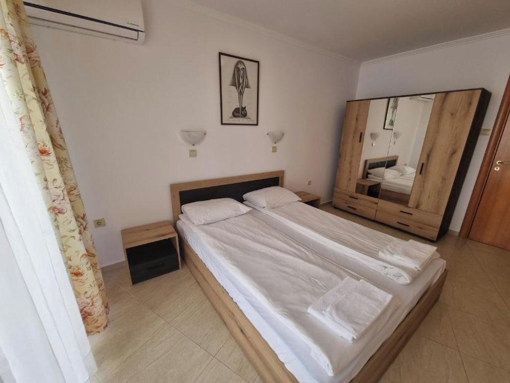 DIAMOND Apart Complex