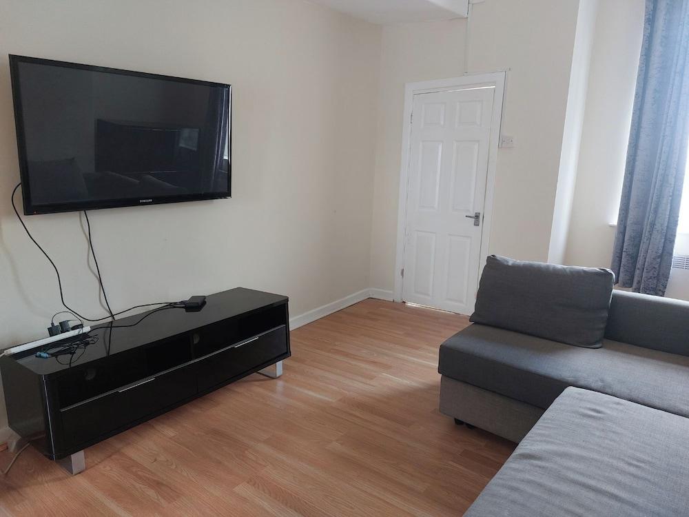 Blackpool - 1-bed Apartment - Sleeps 3 - Pets Allowed Smoking There is a Small Garden