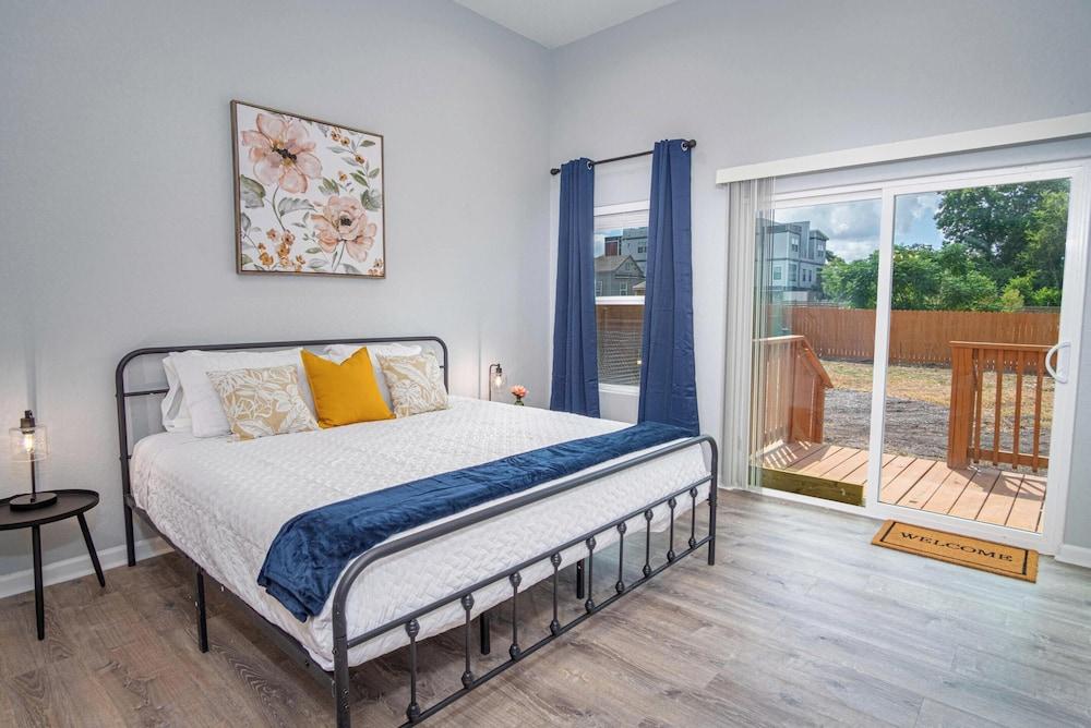 Seize the Moment! 4br/3ba Gem w/ Downtown Views!