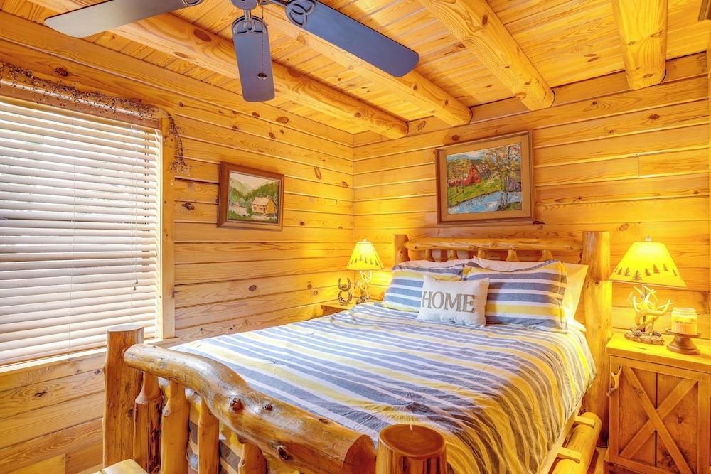 Steps to Lake Okeechobee: Cabin w/ Pool Access!