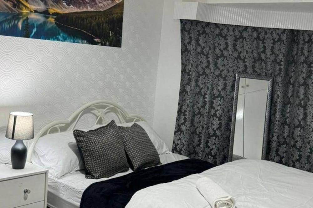 4BR Familyhome and Parking Sleeps7 Guests