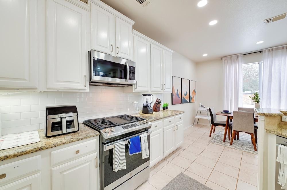 4 Mi to Dtwn: Family Home w/ Games in Frisco